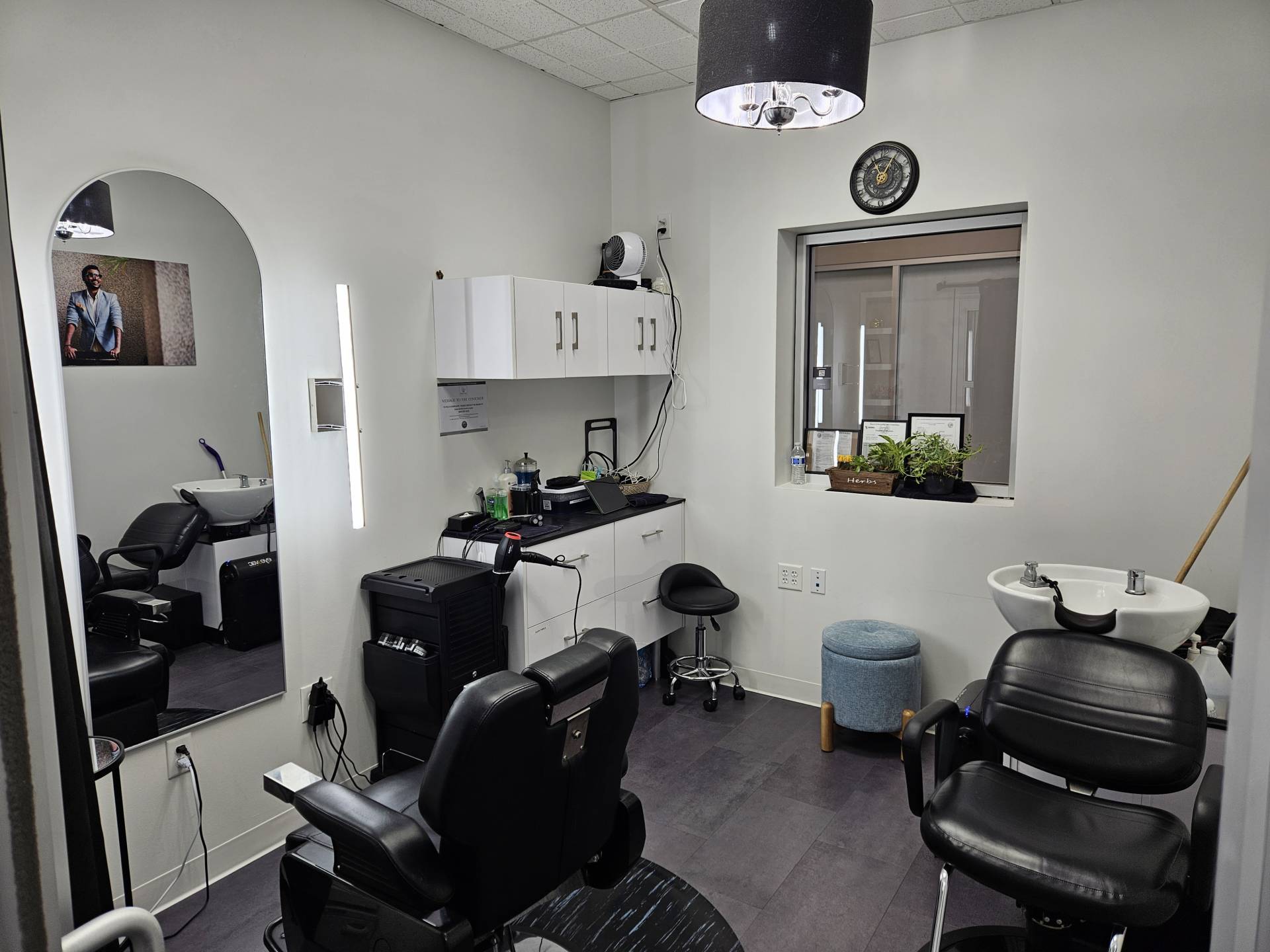 Photo of a standard studio with mirror, chairs and shampoo basin